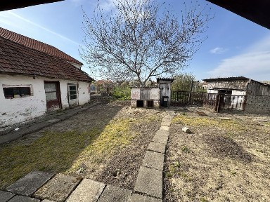 Casă bătrânească și teren intravilan