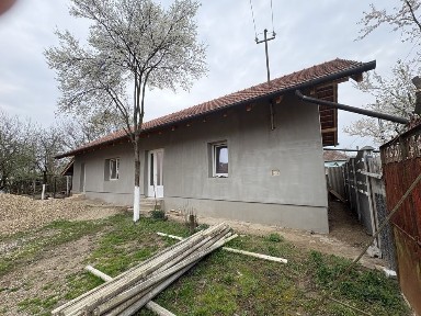 Vând casa renovată la Santimreu !
