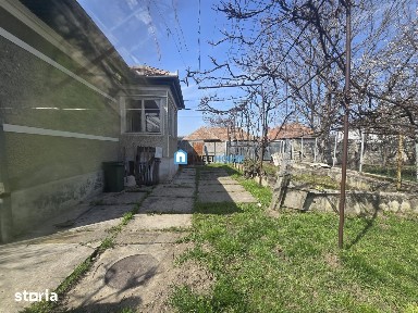 Casa cu trei camere in zona centrala teren generos