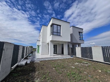 Duplex deosesbit intr-o locatie excelenta Mosnita Noua