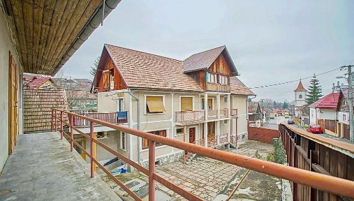 Casă de cărămidă, construită în 1975-1983, situată într- o zonă linistită în apropierea pădurii, în Sacele zona Turcheș, într-un cartier de case