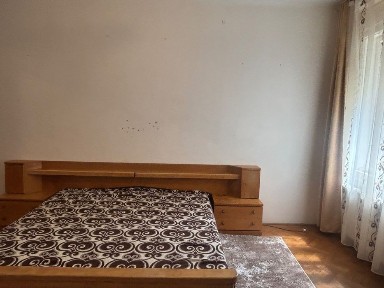 Apartament cu trei camere de închiriat