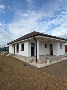 3 camere in Santandrei, la pret de apartament.