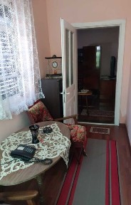 Casă în Oradea cu două corpuri, anexe și gaz la poartă