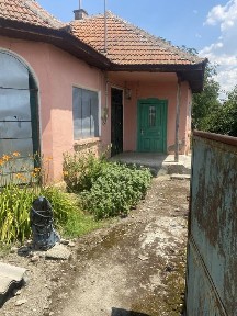 Vand casa in comuna Vanjulet la strada principala
