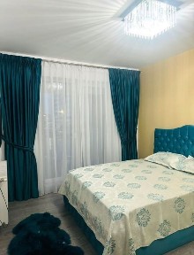 Închiriez apartament DE LUX cu 3 dormitoare+living și bucătărie, 2 bai, balcon, parcare, mobilat, utilat