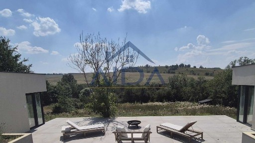 Oportunitate - vila moderna cu 4 apartamente la Comeat