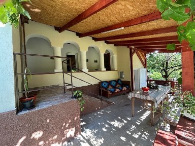 Casă cu 2 camere complet renovată la 45Km de Cluj, în Dragu, Jud Salaj