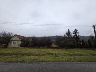 Teren intravilan si casă demolabilă de vânzare