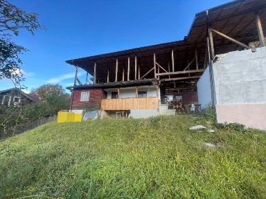 Vând casă în vârf de munte