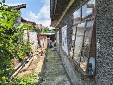 Ofer spre vânzare casa locuibilă situată în municipiul Ploiești, str. Rarău, într-o zonă liniștită, cu acces facil, la aprox 20 de minute de Gara Sud.