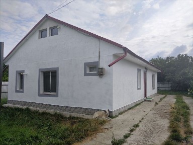 Vând casă în Saucesti,Schineni