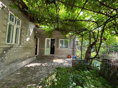 Casă de vânzare în Moinești, jud. Bacău - 4 camere + teren intravilan mare