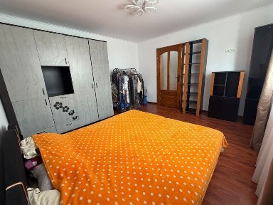 Închiriez casă individuală spațioasă 5 camere ( 200mp ) compusă din 2 apartamente cu intrare separată