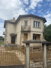 Casă cu etaj 169 mp, teren 765 mp, zonă centrală Odoreu