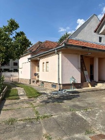 Casă deosebită cu grădină liniștită aproape de centru