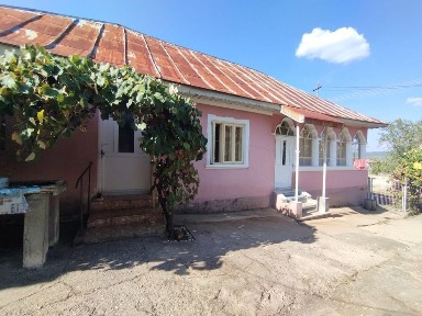 Vand casa intr-un sat din jud Valcea