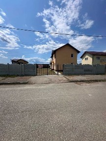 Oportunitate Excelentă: Proprietate Generoasă cu Anexe Multifuncționale și Curte Mare.