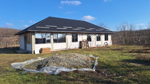 Casa și pământ foarte frumoase de vanzare