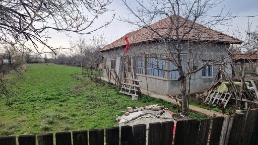 Casa batraneasca 60m.p. caramida si teren 2185m.p. Stoicăneşti-Olt