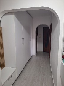Apartament cu 3 camere decomandat tip PB bloc cu acoperis in Rogerius