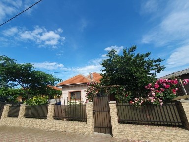 Casă de vânzare în Tuzla - 4 camere, teren 706 mp, livadă, panouri fotovoltaice