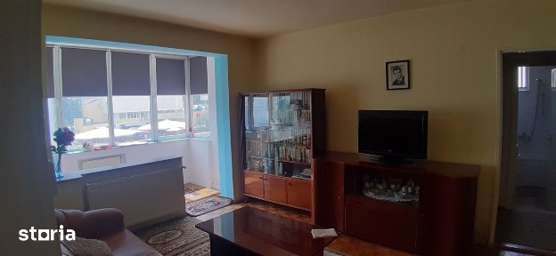 Vindem 2 camere vis-a-vis de 