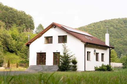 Cabană premium mobilată, 6 camere, 1,68 ha livadă și baltă, aproape de Deva