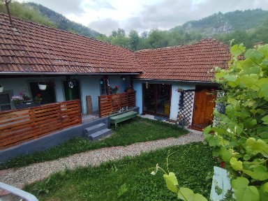 Casă la țară locuibila de vacanta cu piscină, natură, casa bătrânească langa Deva