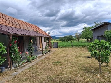Casa pentru locuit permanent sau casă de vacanța impreuna cu teren intravilan
