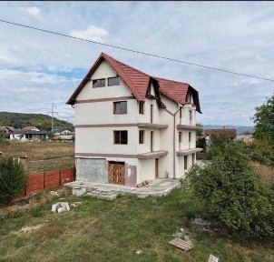 Oportunitate de Investiție în Curtea de Argeș - Casă Mare, 9 Băi, Ideală pentru Business sau Locuință