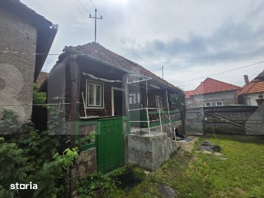 Casa taraneasca de lemn cu veranda