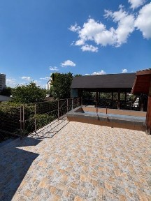 Vila cu 6 camere, 5 bai, curte generoasa, piscina, pivnita, pod, zona linistita a Lugojului