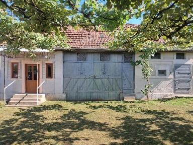 Vand casa in loc Tihau