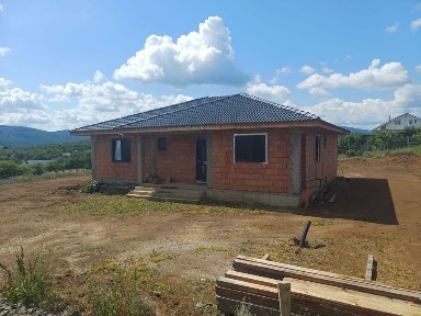 Se vinde anexa gospodareasca cu 20 ari teren