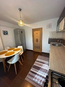 Inchiriez apartament in Brosteni