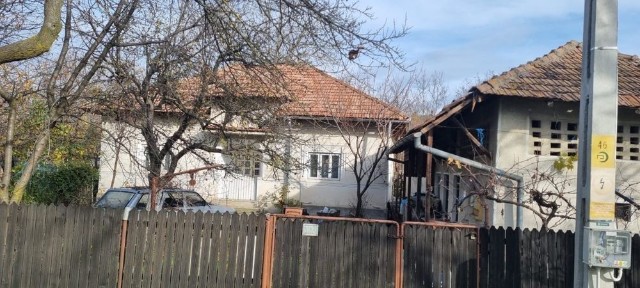 Casa, curte si teren in Calinesti, central