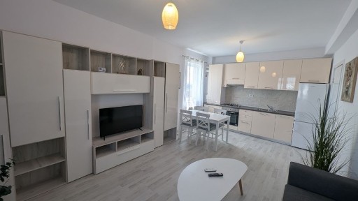 Închiriez apartament cu doua camere!