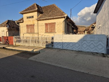 Vând casă in com.Adămuș (Crăiești)