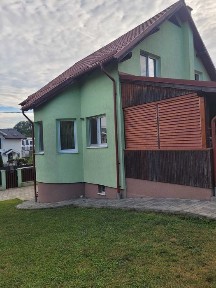 „Casă de familie în cartier rezidențial din Livezeni - 815 mp teren, garaj, livadă, aproape de Târgu Mureș”