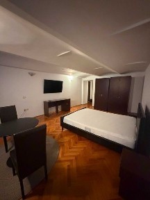 Inchiriez apartament cu utilitati incluse in pret, studio, in centrul Brasovului, George Baritiu 18, minim 6 luni