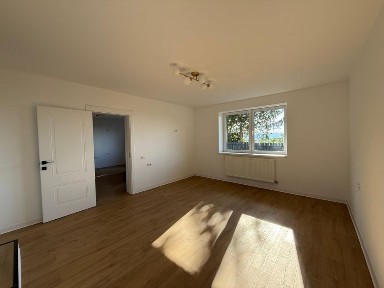 Vand apartament cu gradina si garaj
