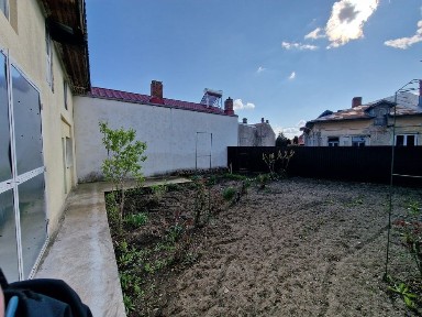 Vând teren 204 mp și construcție 72 mp