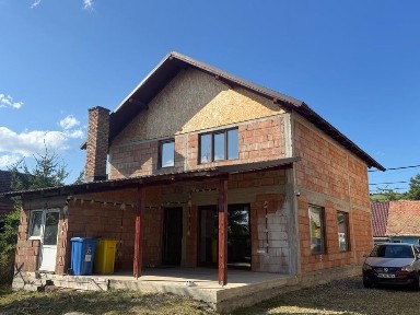 Ofer spre vânzare casă - Ragla poziție centrală ( 10 km bistrita )