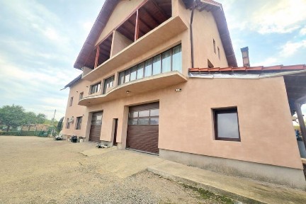 Casă de vanzare- cu spatiu comercial si 3000mp teren