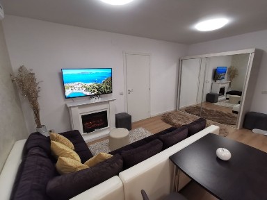 ÎNCHIRIEZ Apartament în bloc NOU, cu design modern, format din dormitor intim și zonă de living open space (aprox 50 mp)