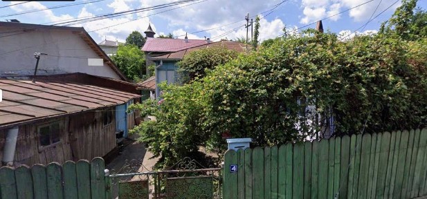 Casă bătrânească + teren 200 mp - 25.000 Euro