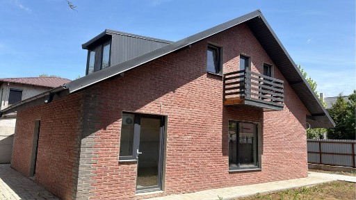 Casa la intrare in satul Costi