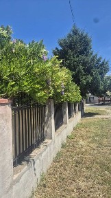 Casă de vânzare cu teren aferent