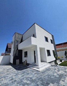 Casa noua, curte amenajata, strada din spatele parcului Romanescu